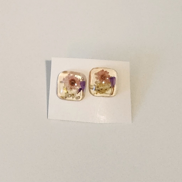 Delicate Real Flowers Mix in Resin, Studs Earrings NWT - Picture 3 of 3